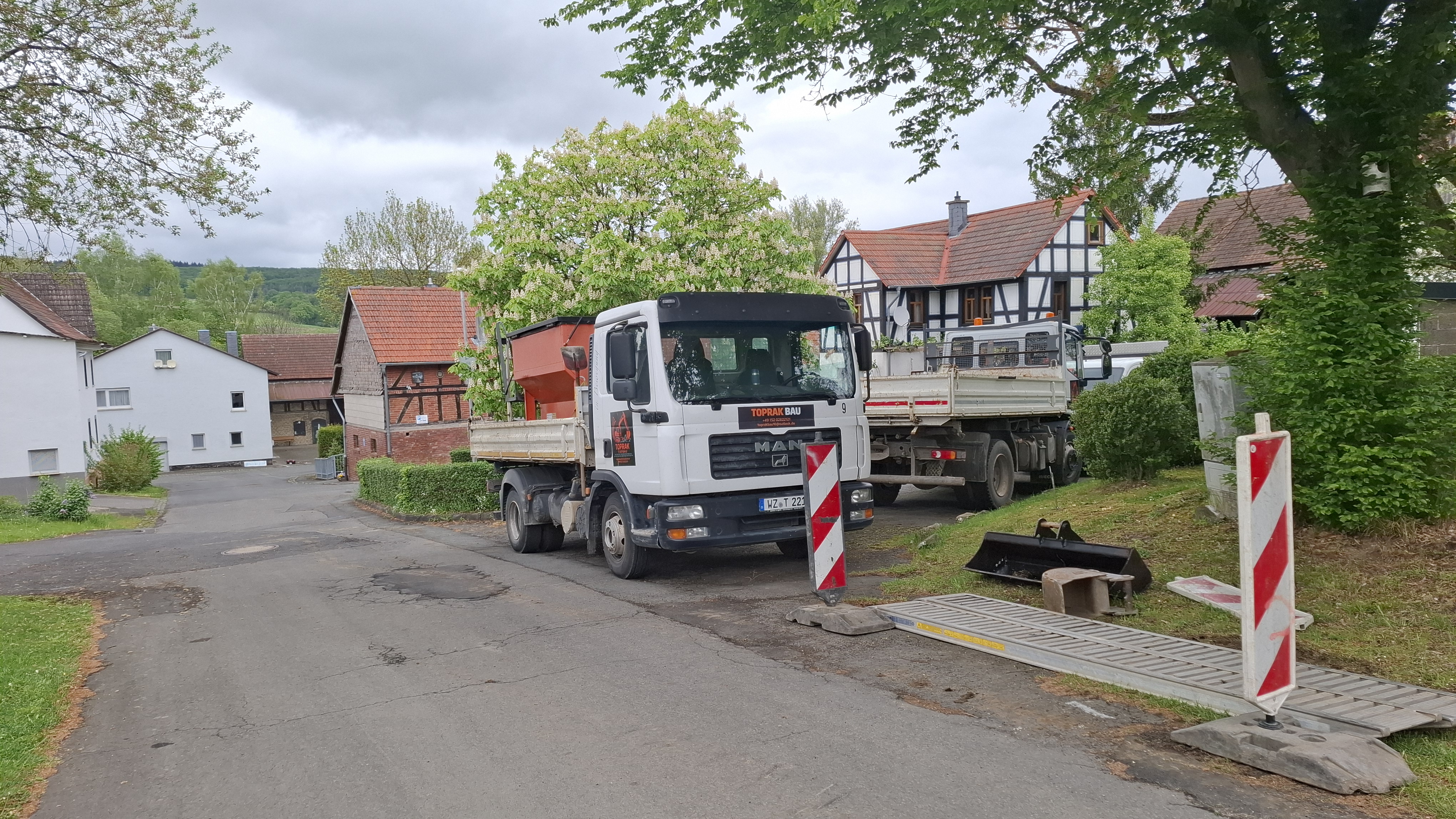 Baufahrzeuge zum Glasfaserausbau in Nesselbrunn, 7. Mai 2026
