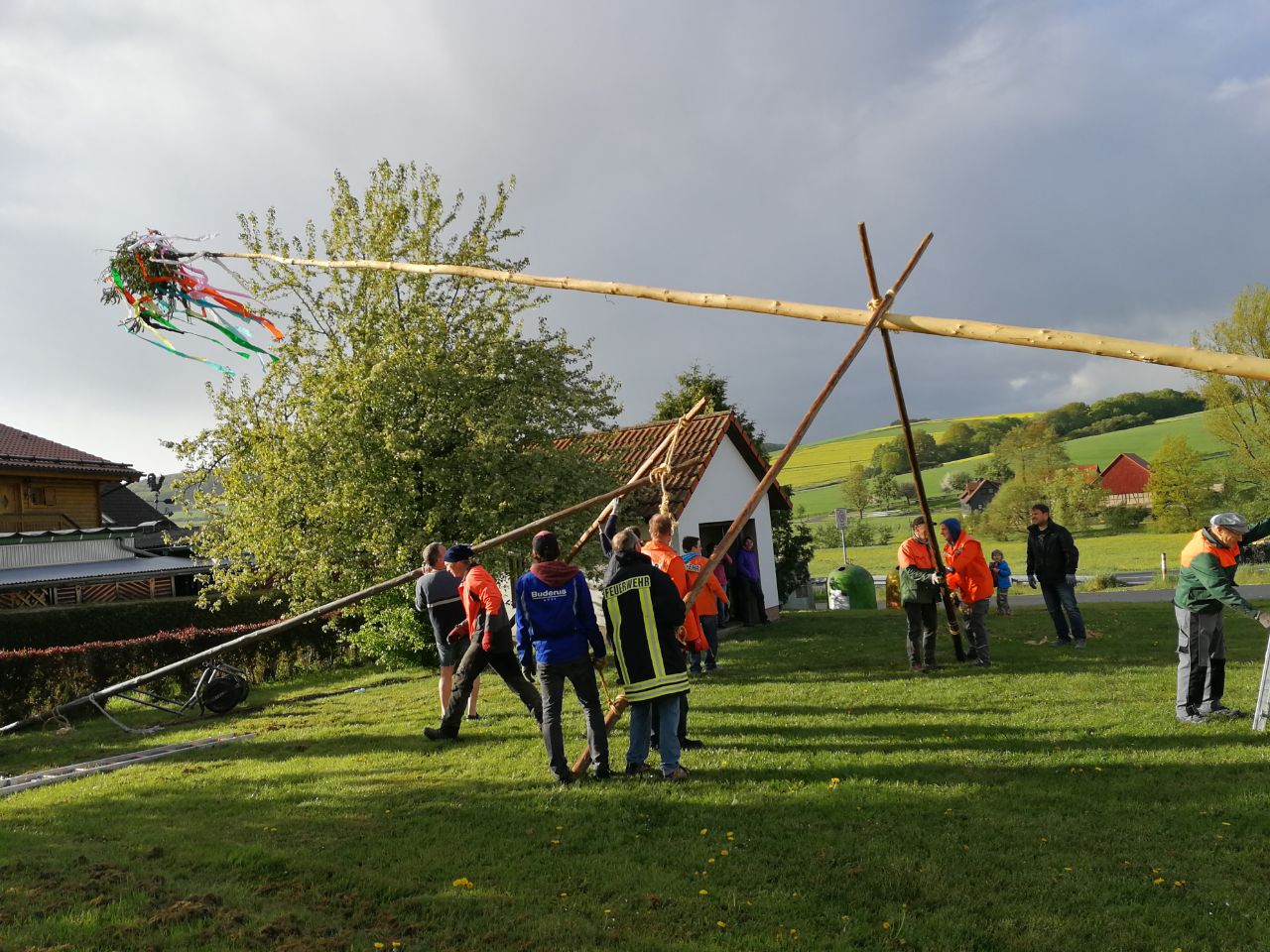 Maibaum stellen in Nesselbrunn